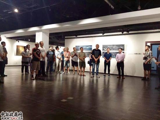 殇城记：杨炼个展开幕 收藏资讯