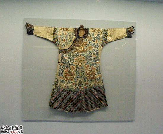 南西伯利亚地区绣有龙纹图案的俄罗丝织服饰