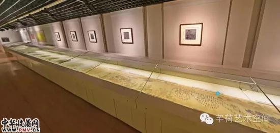 2015年北京故宫博物院石渠宝笈特展现场的手卷展柜