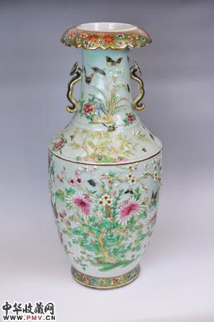 清乾隆 广彩青地凸雕“乾坤生意”瓶