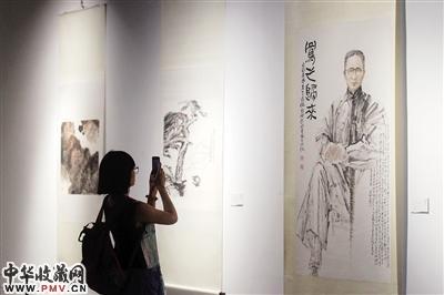 市民在重庆美术馆观展。美术名作