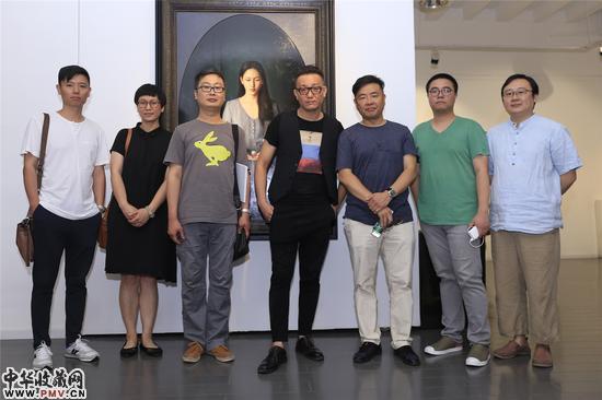 艺术家与朋友合影