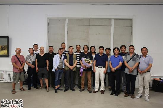 参展艺术家和导师白羽平及嘉宾合影