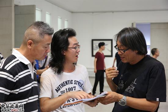 导师白羽平 和 学生及策展人曹昕，学生王景生