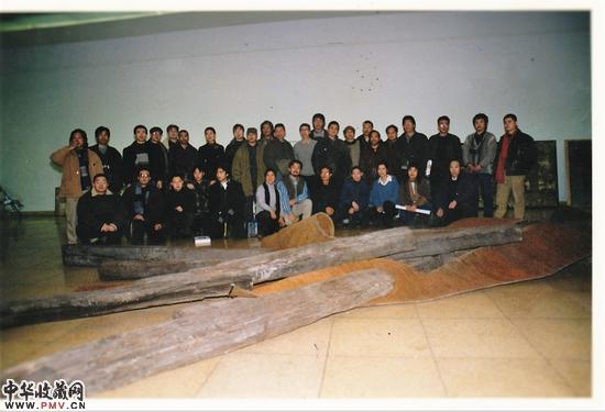 　　“首届当代艺术学术邀请展96-97”被关后，部分参展艺术家与策展人黄专合影（左起第十四位是黄专），前景是隋建国的作品《殛——欢乐英雄》。