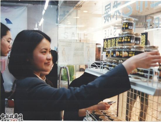 　　1999年4月10日“超市”展的第一天，一位观众正在拿起朱昱作品《全部知识学的基础》——一瓶死人脑汁做成的浆糊。