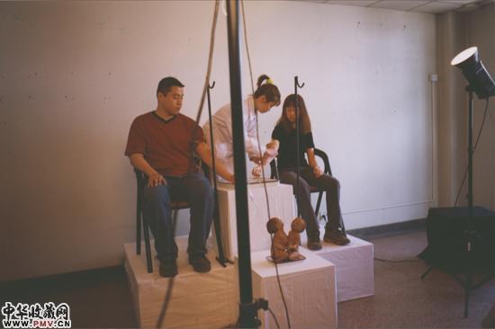 2000年4月22日，“对伤害的迷恋”展上孙原、彭禹的行为作品《连体婴儿》。