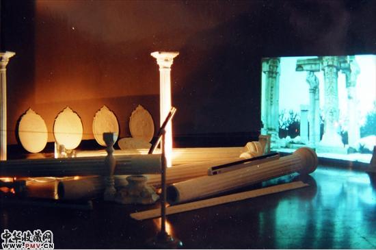 　　邱志杰的录像装置《极乐世界：来自西方的装饰》（1999年），是“当代中国建筑艺术展览”展一开始唯一一件通过审查的作品。