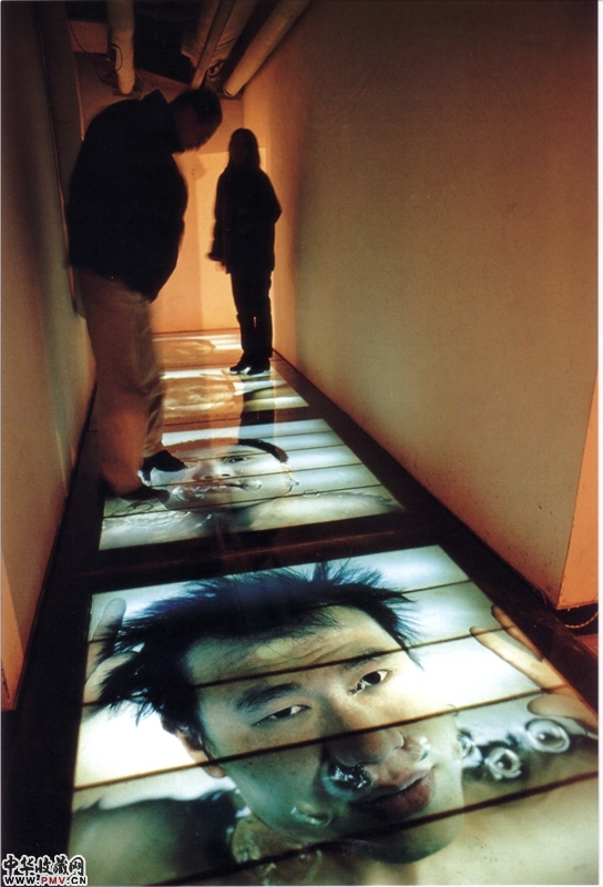 1999年1月，“后感性：异形与妄想”展上王卫的摄影装置《水下·三十分之一秒》（1999年）。