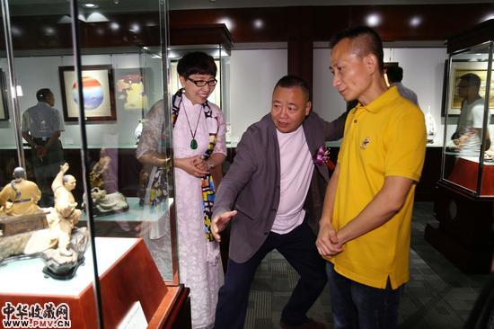 两位参展艺术家向嘉宾讲解