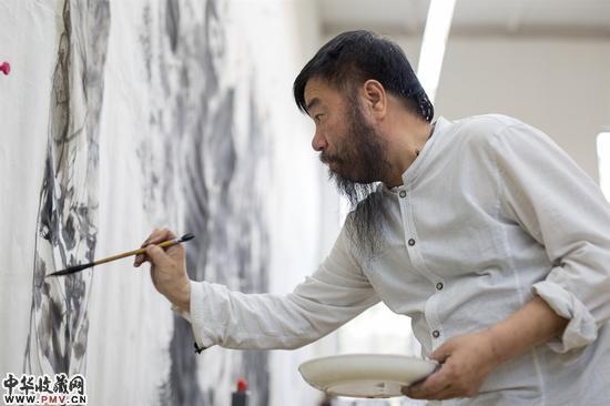 创作中的李津（郭鹏飞摄）