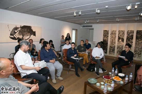 　　学术研讨会现场，（左起）艺术批评家、《黄河》杂志编辑刘淳，独立批评家陈爱群，北京航空航天大学教授高全喜，策展人、艺术家秦思源，北京画院美术馆馆长吴洪亮，墨斋研究及媒体部主管杨浚承