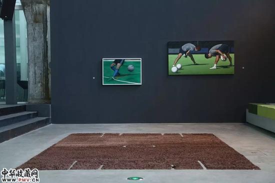 　　壁上油画（左侧）：刘夏，失控的足球运动员；壁上油画（右侧）：毕建业，夜间训练；地上装置：李波，来我身上踢球