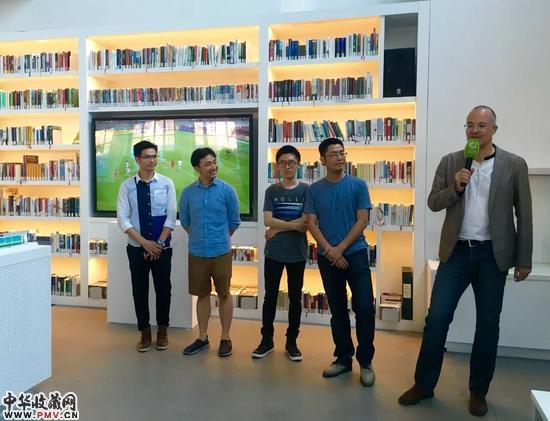 　　开幕致辞：策展团队“出线小组”（从左至右：  莫伟康、徐小鼎、张嗣、耶苏）和北京德国文化中心·歌德学院 （中国）院长柯理博士