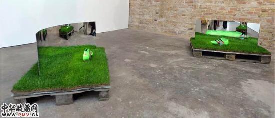 “半圈”，塑料、镜面、钢、铝、草皮、足球鞋，2016，艺术家：Florian Auer（德）