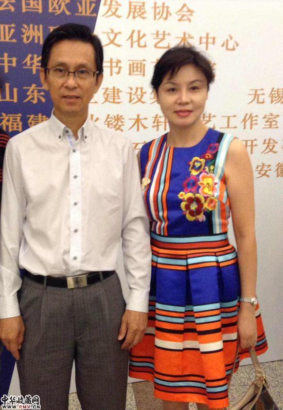 何颖与美协副主席何家英合影