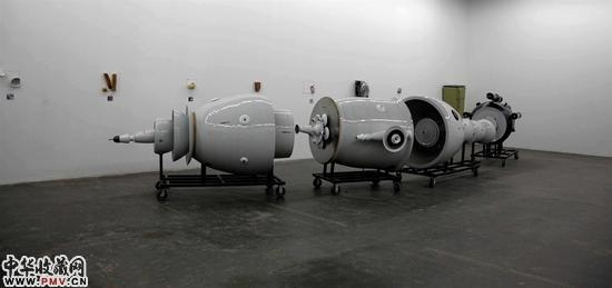 瓷器-3 - 2006 - 瓷器，览古金属 - 尺寸可变 1