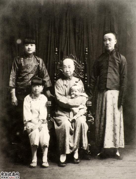 3吴昌硕与子、吴昌媳、展将资讯孙等合影