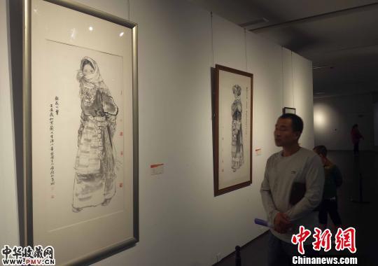 观众在太原美术馆参观?！?#32993;健 摄