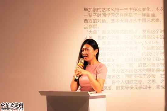 策展人之一王昕在开幕式上致辞