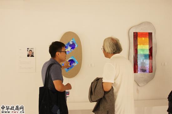 策展人之一高登科与学术主持岛子现场交流作品看法
