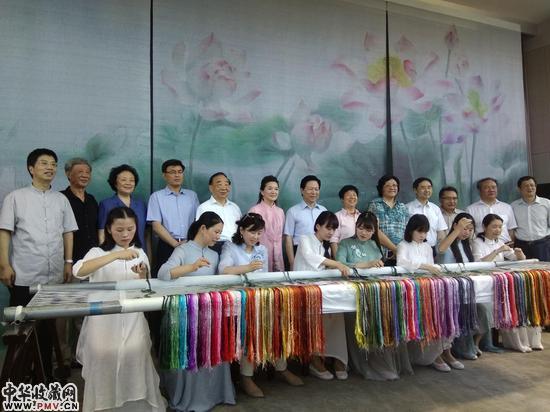 出席开幕式的嘉宾现场合影