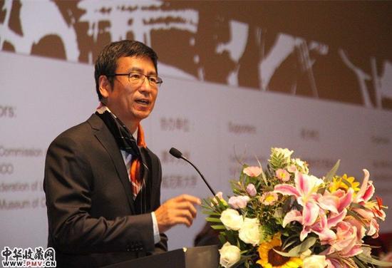 1-中央电视台著名主持人白岩松主持”韩美林全球巡展“新闻发布会