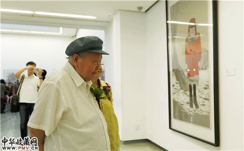 开幕式结束后嘉宾们参观画展3