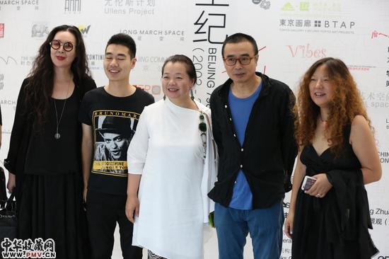 　　藝術家楓翎女士（左一）、机构负责人满开慧女士（左三）、藝術家王軼瓊先生（右二）、宋莊美術館館長方蕾女士（右一）