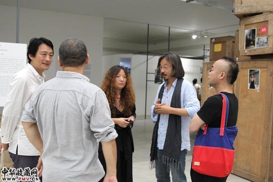 　　机构负责人程昕东先生（左一）、宋庄美术馆馆长方蕾女士（左三）、艺术家黄锐先生（右二）、艺术家陈文波先生（右一）