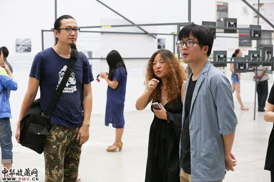 艺术家刘嘉楠先生（左）、宋庄美术馆馆长方蕾女士（中）、艺术家王将先生（右）