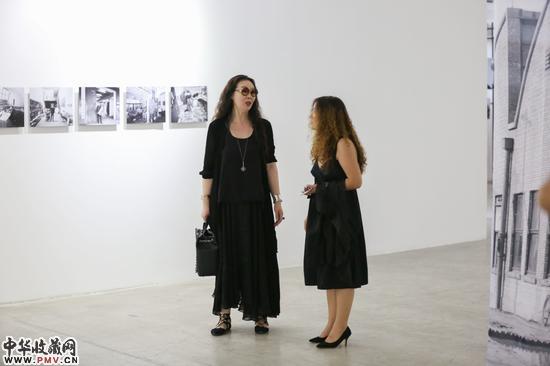 艺术家枫翎女士（左）和宋庄美术馆馆长方蕾女士（右）