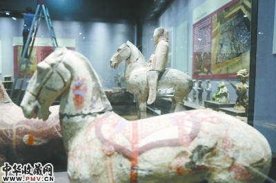 “山东地区两汉文明展”展出的“彩绘白陶马”。  山东博物馆供图