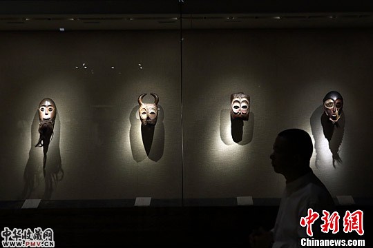 8月2日，“神灵的艺术”--来自中部非洲的面具特展在南京博物院开展，百余件精美面具和十余件相关乐器集中亮相，并配备了与面具相辅相成的音乐和影视资料。中新社记者 泱波 摄