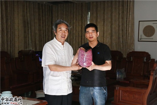 任星航、刘红生大师联袂创作的红色钧瓷《万山红遍·蝶恋花》