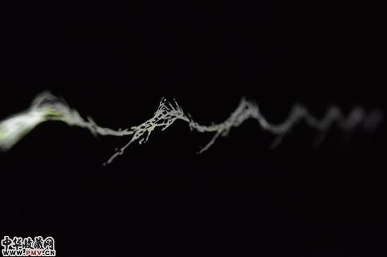 13图十三张潇月 《巴别生命线》，尺寸可变，玻璃、光，2016