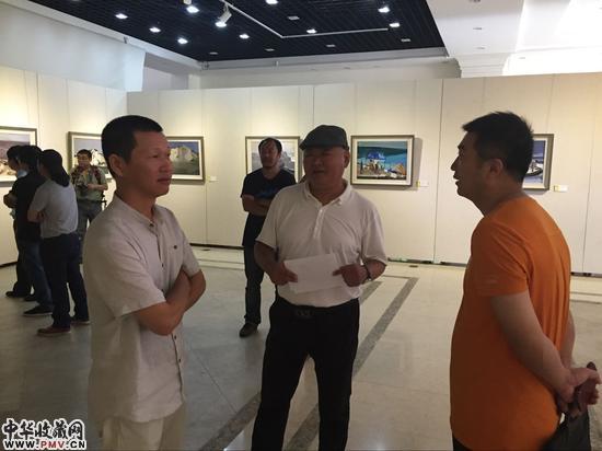 参展画家进行展览交流