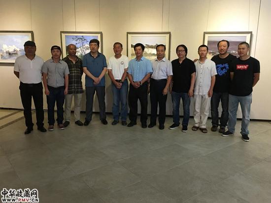 领导与画家家合影