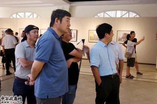 陈勇馆长与艺术家观展