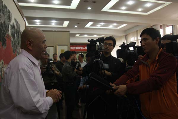 马海方先生接受媒体采访.