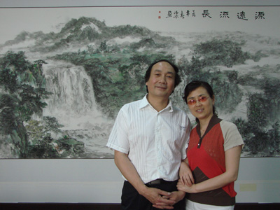 2007年为黄果树景区贵宾室绘制大画前和夫人周亦红合影