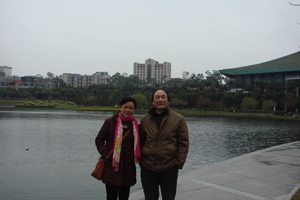 2010年和夫人周亦红在厦门大学