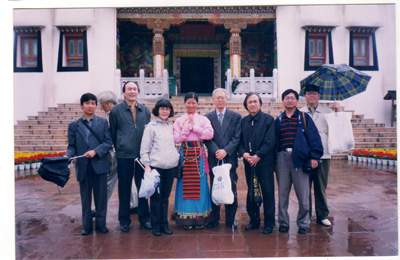2001年参加中国文联采风团与佟伟等书画家在一起