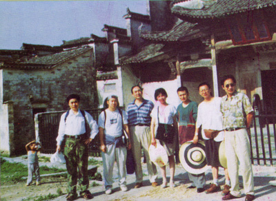 2007年江苏省文联七人采风团 左起：尹石、范扬、丁徳源、胡宁娜、张友宪、崔进、刘红沛