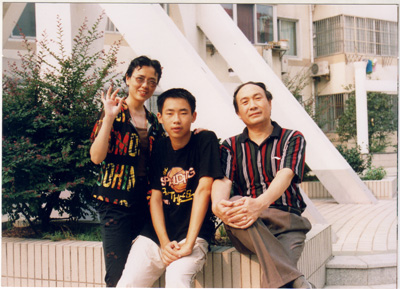 2002年与夫人周亦红及儿子丁希辰在一起