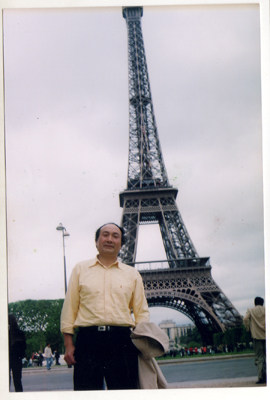 2006年法国埃菲尔铁塔前
