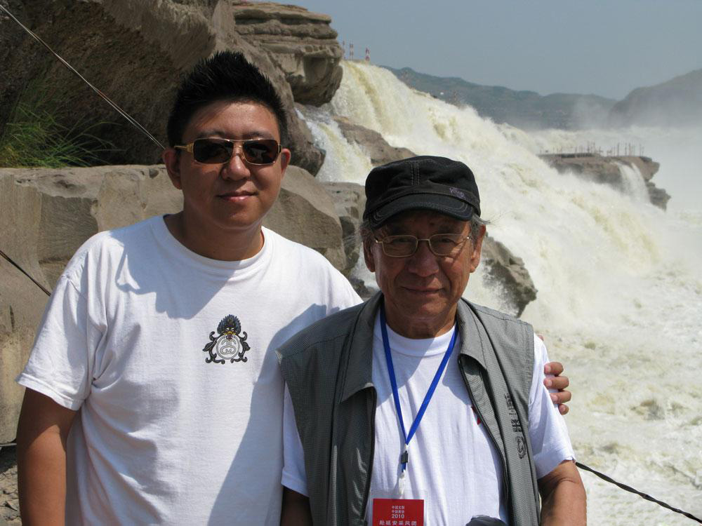 与儿子杜松儒在壶口瀑布