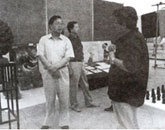 与曹春生在视察活动中交谈