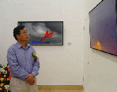 在画展上