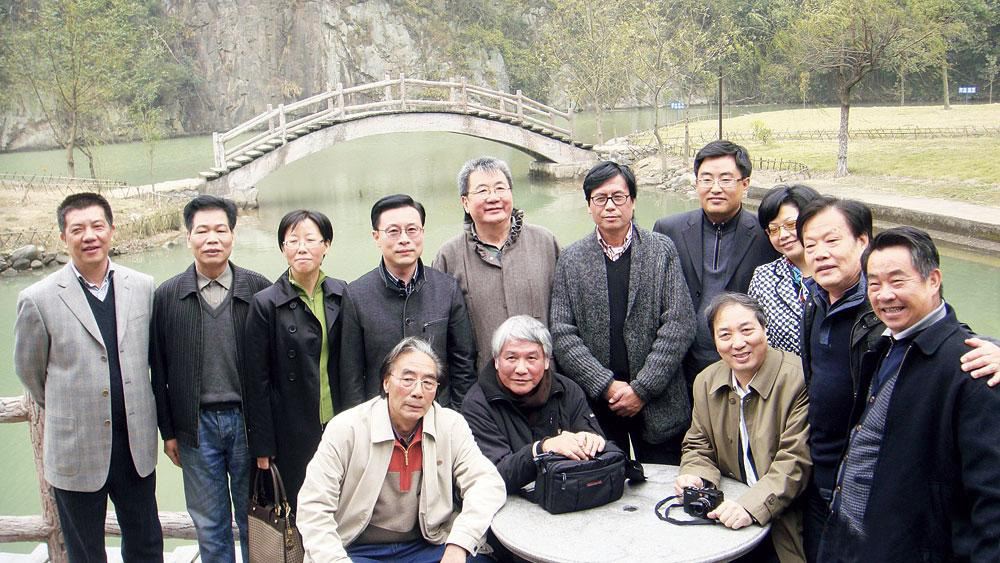 《新富春山居图》采风团团长赵德润和主笔画家宋雨桂、台湾画家江明贤等在桐庐采风（右一为组委会副主任程法光）